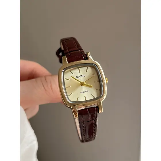relogio feminino pequeno relogio feminino luxo Luz de luxo nicho pequeno cubo açúcar relógio feminino 2025 novo estilo e