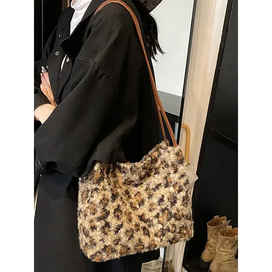 Bolsa de pelúcia com estampa de leopardo feminina de grande capacidade outono inverno