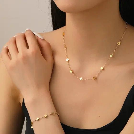 Colar feminino HT com design floral, luxuoso, de alta qualidade, em titânio, com pingente de trevo de quatro folhas, est