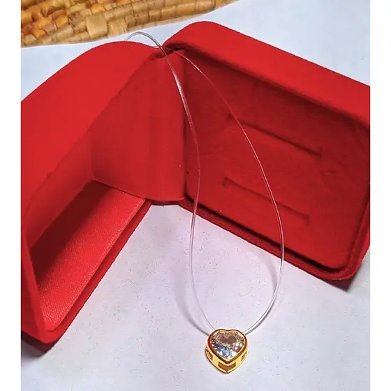 Colar Gargatilha Feminino Fio Nylon com Pingente Ponto de Luz Coração Pedra Zorcônia Dourado Folheado Ouro 18k Moda