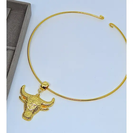 Colar choker Aro liso elo Rigido com Pingente Cabeça de touro Boi folheado ouro dourado Lançamento 2025 luxo inspiração