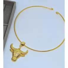 Colar choker Aro liso elo Rigido com Pingente Cabeça de touro Boi folheado ouro dourado Lançamento 2025 luxo inspiração