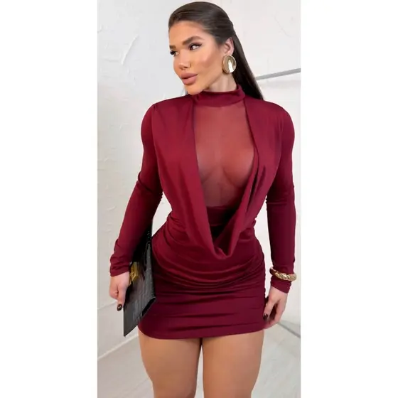 Vestido Scarlette.  Curto, Colado, Manga Longa. Decote em Tule