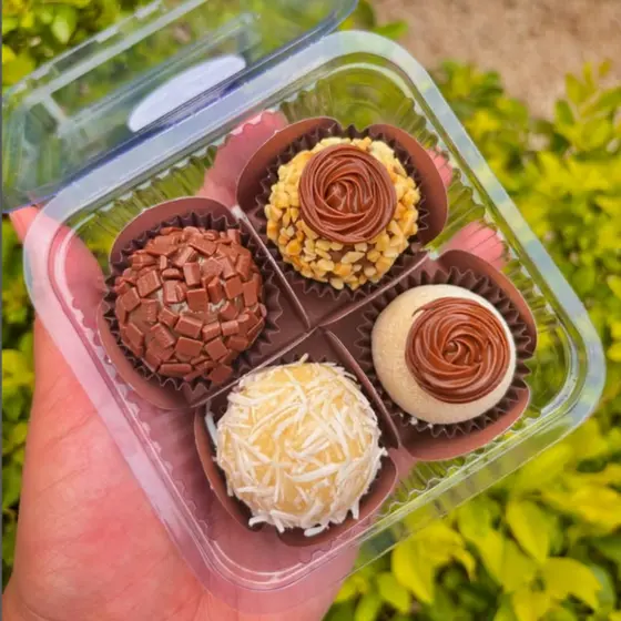 250 Embalagem Para Bolo Slice Cake e Brigadeiro Bolo Docinho Salgados Quadrada 200ml 10,3x10,3x6,1 4 Brigadeir