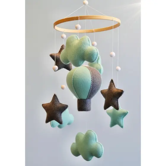 Móbile de berço balão e nuvens