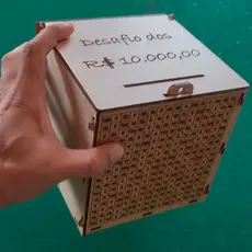Super Caixa do Desafio dos 10 mil reais em madeira MDF cru. Comece a guardar 10 mil!