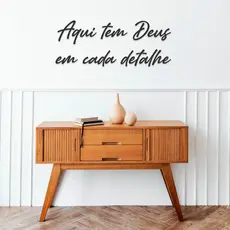 Frase Decorativa Aqui tem Deus em cada Detalhe MDF Preto de 3mm Decoração
