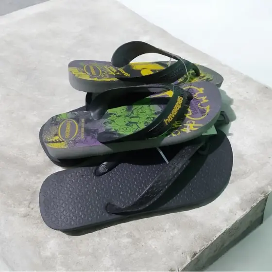 chinelo Ipanema e havaianas.