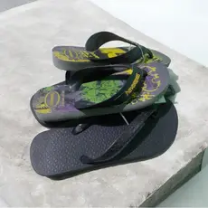 chinelo Ipanema e havaianas.