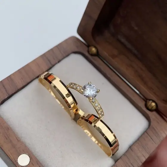 Par De Aliança De Casamento Chanfrada Com Solitário E Caixa Banhada A Ouro