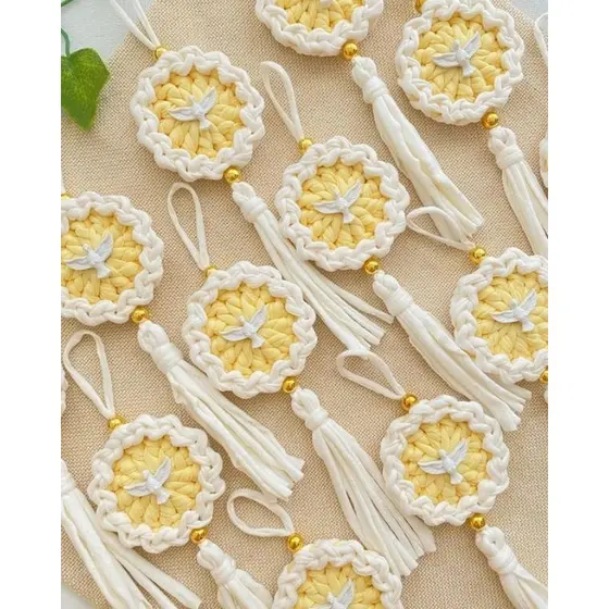 Kit 10 Lembrancinhas para Batizado Chaveiro Mandala em Crochê de Fio de Malha com Divino Espírito Santo de Resina