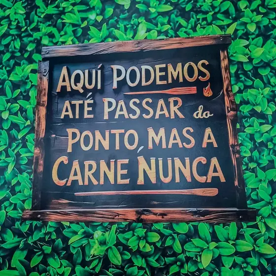 Placa Decorativa MDF Churrasco – "Aqui Podemos Até Passar do Ponto, Mas a Carne Nunca"