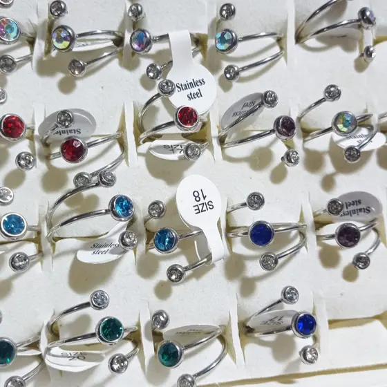 ANEL COM PEDRAS FEMININO EM AÇO INOX COM ZIRCONIAS BRILHANTES