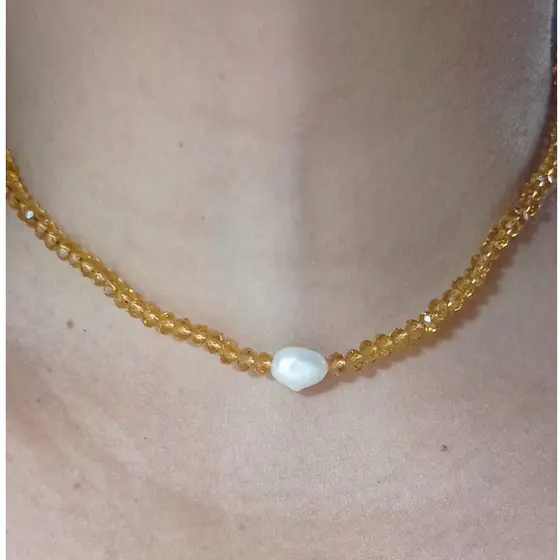 Chocker de cristais dourados translúcidos com pérola de água doce