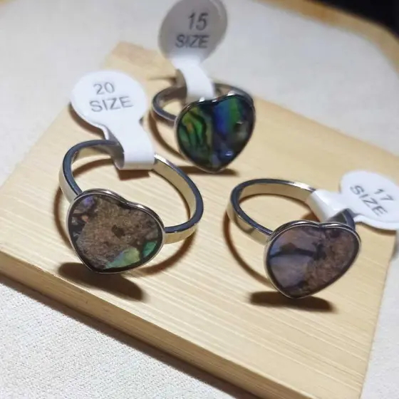 ANEL DE AÇO INOXIDAVEL COM  PEDRA ABALONE NATURAL ESTILO PRAIA FORMATO CORAÇÃO BOHO CHIQUE