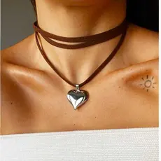 Colar boho chique em camurça preta ou marrom com coração de metal nacional
