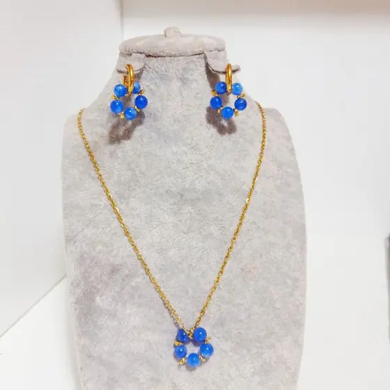 Conjunto colar e brinco aço ouro com pingente removível de pedra natural rosa e azul