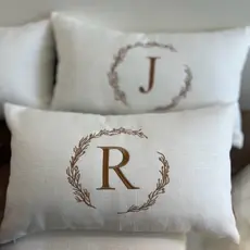 Almofada Bordada Moldura Ramos Inicial Baguete 50x30 Com enchimento Casa Cama Posta