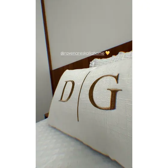 Almofada Personalizada Com Enchimento Retangular Baguete Bordada Inicial Casal Cama 50x30
