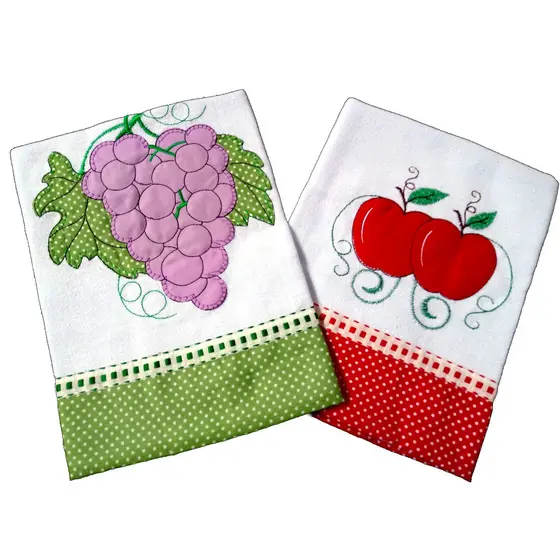 Pano de Prato com Aplique Patchwork, Bainha, decorado com Barra de tecido Estampado e Bordado.