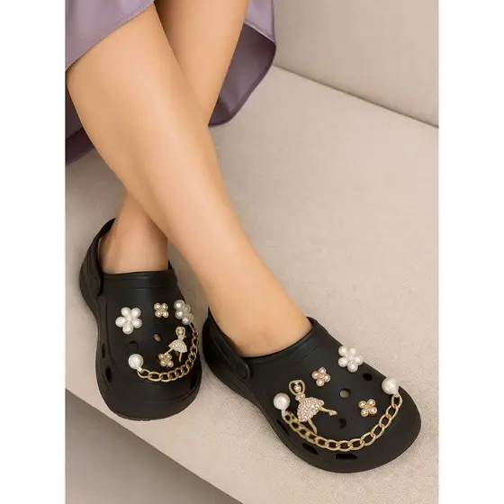 Babuche com Pins Apliques Exclusivos Conforto Sandalia feminina Preto Bege Off