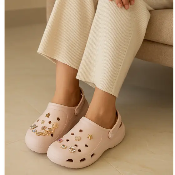 Babuche com Pins Apliques Exclusivos Conforto Sandalia feminina Preto Bege Off