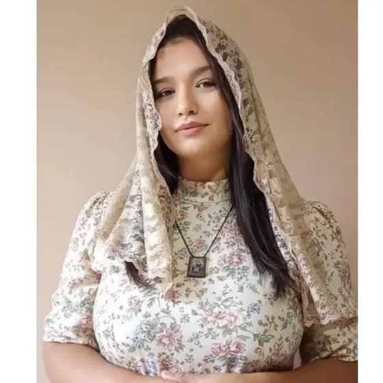 Véu católico em renda bege floral curto, até os ombros.