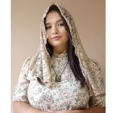 Véu católico em renda  bege floral curto, até os ombros.