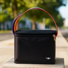 Bolsa Térmica Preta com Alça Arco-Íris 2,5L – Compacta, Moderna e Estilosa Para Marmita e Rotina