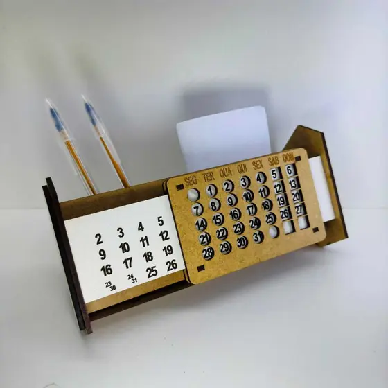 Calendário Permanente em MDF com Porta Caneta e Bloco de Notas