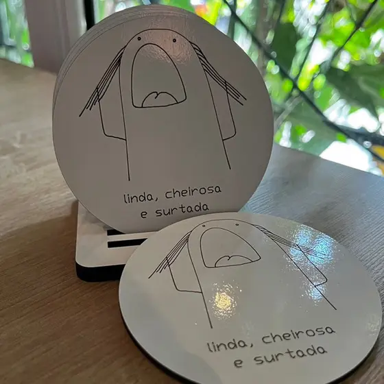 Kit com 6 Descansos de Copo em MDF Gravação a Laser do Meme Flork Frase "Linda, Cheirosa e Surtada"