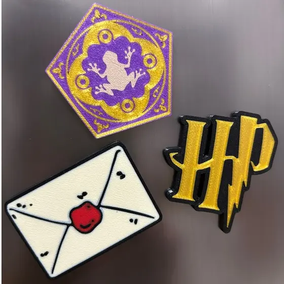 TRIO ÍMÃ DECORATIVO - INSPIRADO HARRY POTTER - CAIXA SAPO DE CHOCOLATE - LOGO HP - ENVELOPE