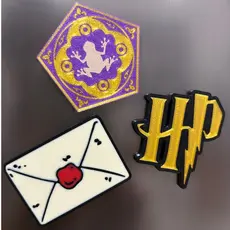 TRIO ÍMÃ DECORATIVO - INSPIRADO HARRY POTTER - CAIXA SAPO DE CHOCOLATE - LOGO HP - ENVELOPE