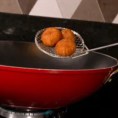 Escumadeira de Metal 42cm – Utensílio Prático para Fritura e Cozinha Diária 877P