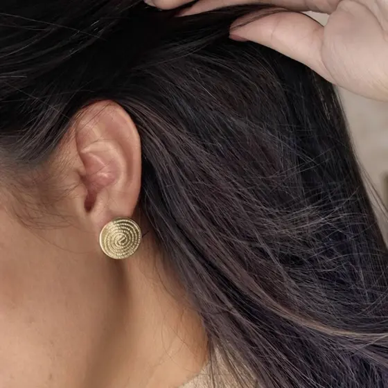 Brinco Pai Nosso Folheado a Ouro Feminino Sofisticado Moderno Oração Pai Nosso Proteção