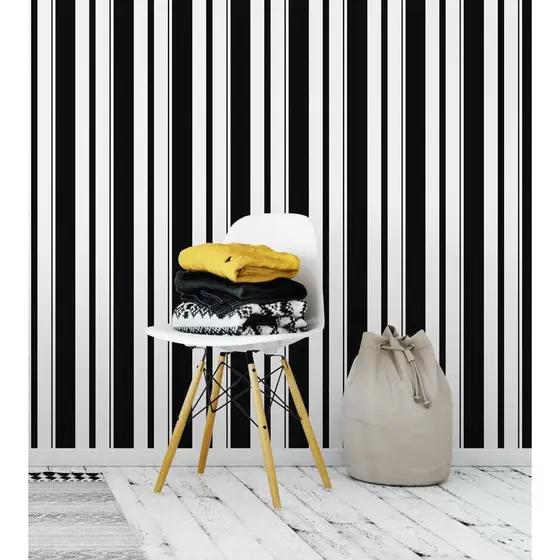 Papel de parede listrado em tons preto e branco