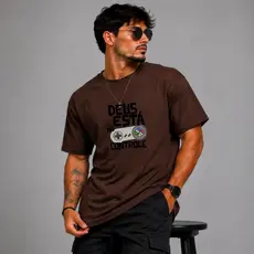 Camiseta Masculina com estampa de Deus no controle 100% algodão