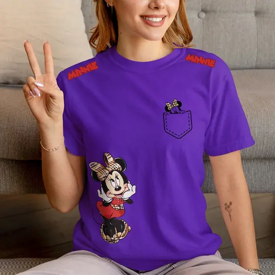 Camiseta Feminina Estampada Com Minnie Personagem Com Detalhes Nas Mangas Super Estilosa