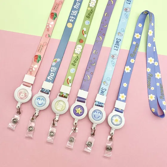 Design Retrátil: Cordão Longo para Crachá com Estampas Amigáveis