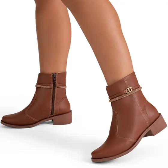 Bota Feminina Lumiss Rasteira Cano Baixo Montaria Strass Marrom