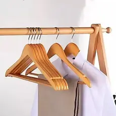 Conjunto com 3 Cabides de Madeira com Acabamento em Verniz