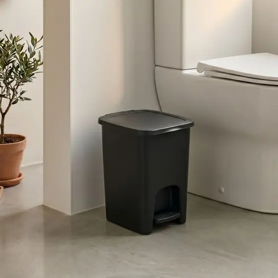 Lixeira com Pedal 8 Litros Preta Compacta para Banheiro Cozinha Escritório em Plástico Resistente