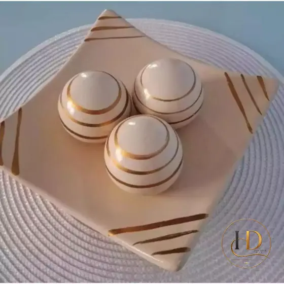Centro de Mesa Decorativo com Prato e Kit 3 Bolas de Cerâmica – Enfeite para Sala, Rack ou Aparador