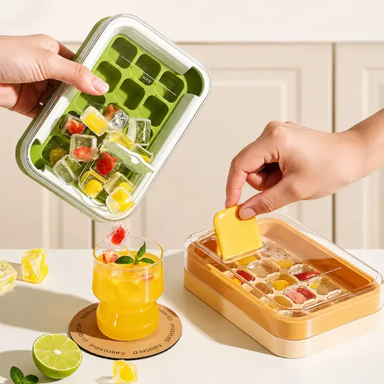 Forma de Gelo com 15 Cubos Caixa e Tampa para Geladeira 16,2x4,2x11cm WL-2688