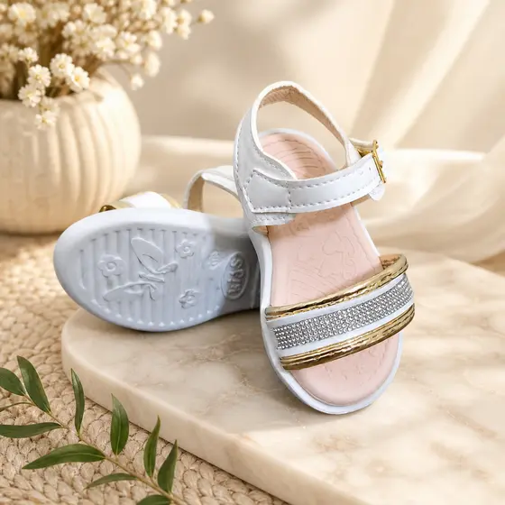 Sandália  Infantil Menina  com detalhe em strass brilho estilosa.