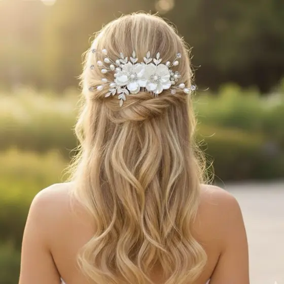Pente Grinalda com flores peroladas Acessório elagante e romântico para noivas modernas ornamento adorno cabelo casament