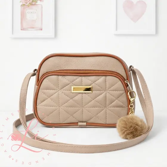 Bolsa Transversal Feminina Matelassê Alça Com Regulagem Duas Repartições Moderna e Casual Com Pompom Chaveiro