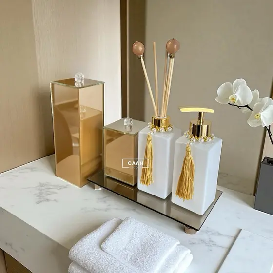 Kit Lavabo Banheiro Luxo Branco Dourado Com Porta Escova Vidro Com Tampa Bandeja/Aromatizador Dourado Porta Cotonete