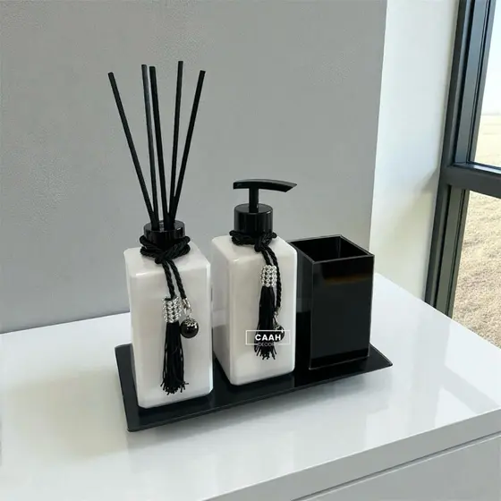 Kit Lavabo Banheiro Luxo Branco Preto Com Bandeja/Aromatizador Porta Escova Vidro Saboneteira