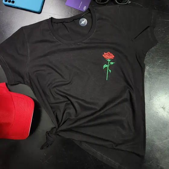 Camiseta Streetwear long look feminina bordada rosa vermelha em tecido 100% algodao 100% Algodão Envio Imediato
